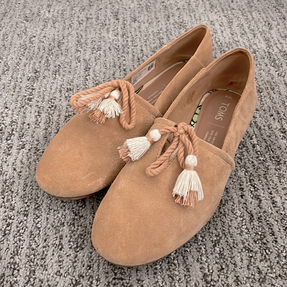 Toms khaki tasseled flats!